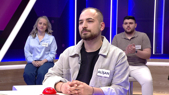 Pikapta çalınarak dinlenen büyük, ince ve dairesel levha