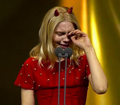 Aleyna Tilki ödülü alırken gözyaşlarına boğuldu!