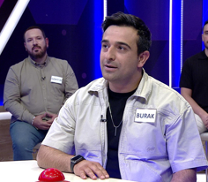 Zambakgillerden, çiçekleri kadeh biçiminde türlü renkte süs bitkisi