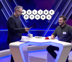 Ceket kenarına takılan rozet benzeri bir aksesuar