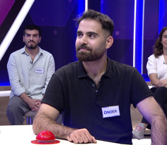 Güçsüz veya çaresiz biçimde anlamına gelen zarf