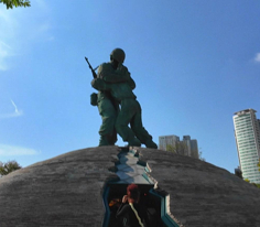 DMZ 'Kore yarımadasında Kuzey Kore'yi Güney Kore'den ayıran bölge'