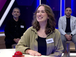 Yeşil ile mor arasında bir renk