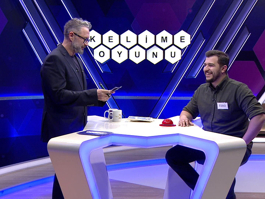 Ceket kenarına takılan rozet benzeri bir aksesuar