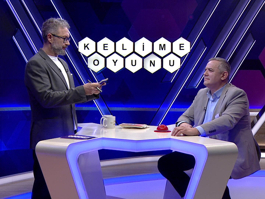 Su kıyılarında böcekleri yiyerek yaşayan yaban ördeği