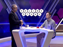 Dildeki bir sesi gösteren ve alfabeyi oluşturan işaretlerden her biri