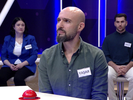 Bacakları sıkı saran özel kumaştan yapılmış bir kadın giysisi