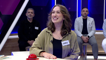 Yeşil ile mor arasında bir renk