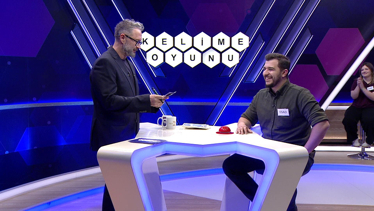 Ceket kenarına takılan rozet benzeri bir aksesuar