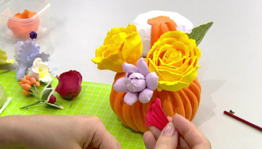 Sanat kili ile balkabağı ve çiçek yapımı