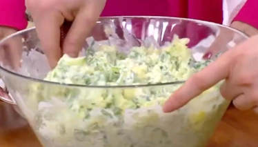 Salatalıklı Patates Salatası Tarifi