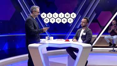 Kelime Oyunu Çukur ve yayvan bir biçimde olan camdan yapılmış kap