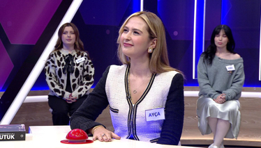 Kelime Oyunu Kürekle yürütülen dar, uzun ve hafif tekne