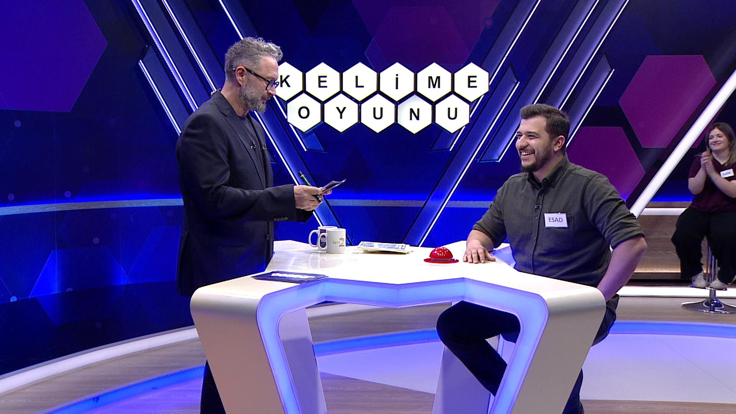 Ceket kenarına takılan rozet benzeri bir aksesuar